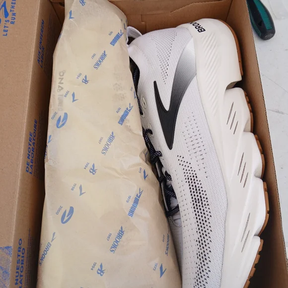 Brooks Men’s Glycerin Flex Neutral Running Brooks White and Black Athletic Shoes - Picture 8 of 9